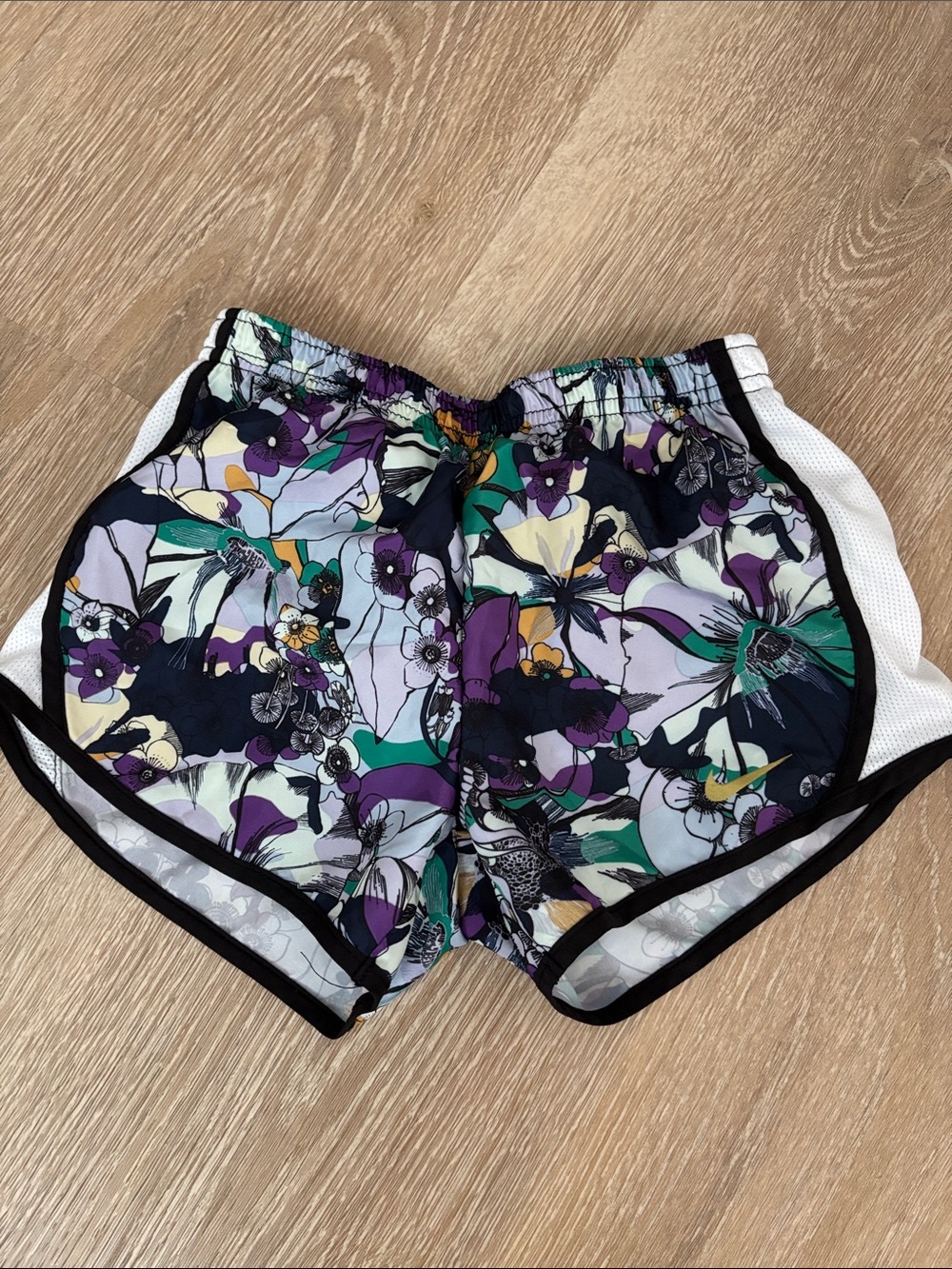 Nike girls active shorts 6/7